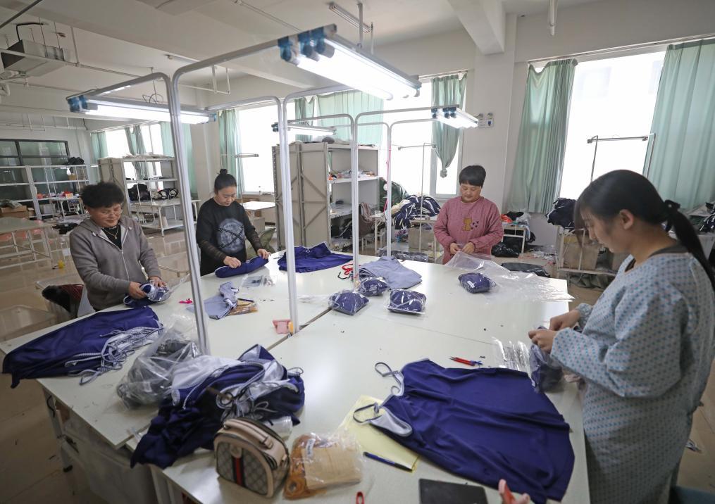 的小城一尺布“裁”出百亿元大产业凯发k8国际娱乐首选给全球做泳装(图2)