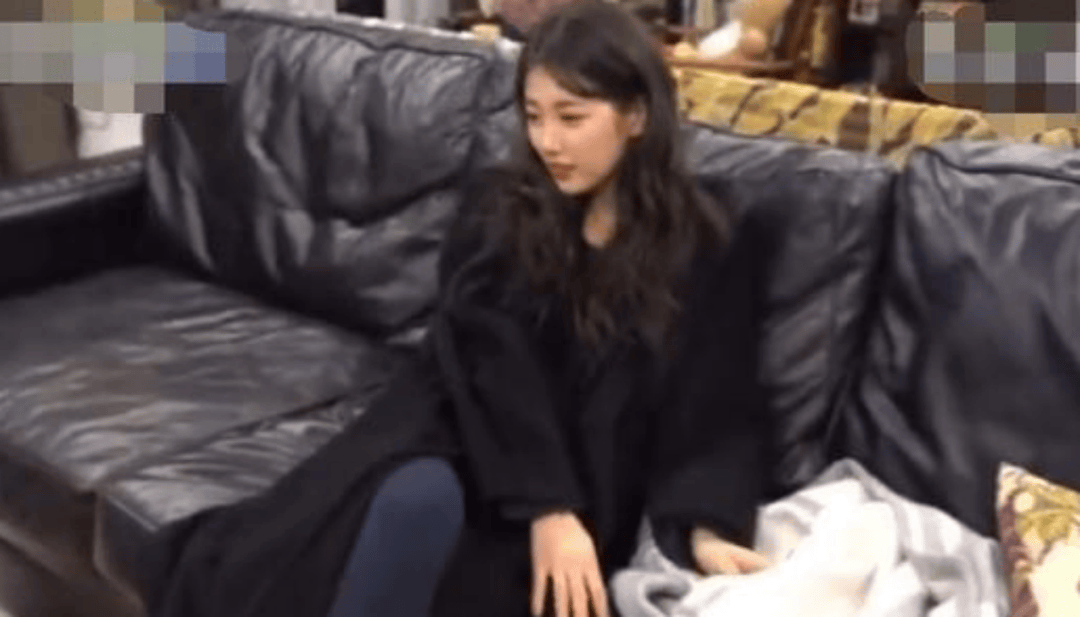 宅里躺平了：30岁最大的烦恼是单身又有钱k8凯发入口和国民男神分手后她在50亿豪(图1)