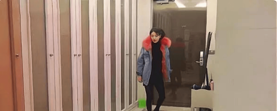 宅里躺平了：30岁最大的烦恼是单身又有钱k8凯发入口和国民男神分手后她在50亿豪(图16)